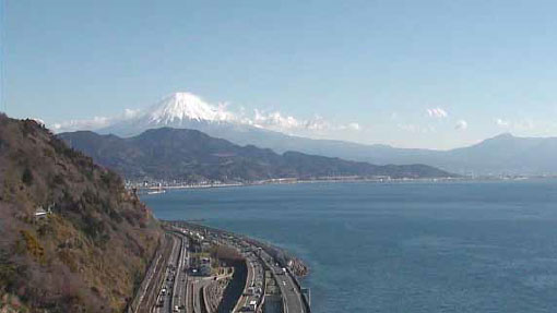 มองเห็นภูเขาไฟฟูจิได้จากช่องเขาซัตตะ