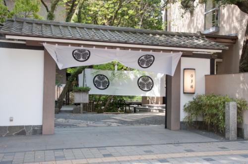 結婚式がある日は正門に葵の御紋入りの幔幕が張られます。