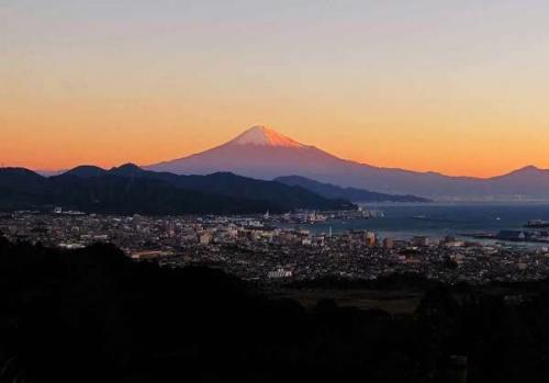 日本平から眺めた朝焼けの富士山