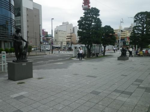 ２体の彫刻像は、ともに静岡駅南口駅前広場でご覧になれます。