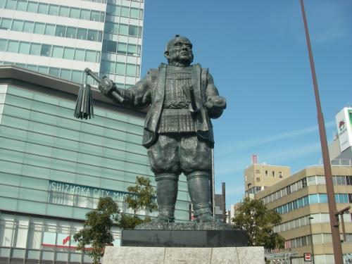 グローバルナビゲーション徳川家康公像・竹千代君像とくがわいえやすこうぞう たけちよぎみぞう