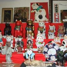 日本各地の招き猫人形のコレクションも充実。