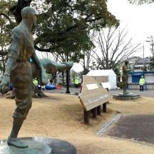 澤村とベイブルースの銅像