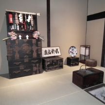 道具類や資料を多数展示。