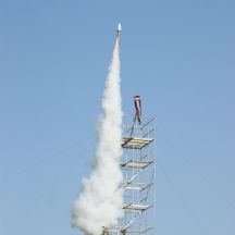 空高く打ち上がる龍勢花火