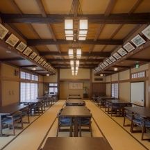 広重の部屋「歌川広重の浮世絵「東海道五十三次」が飾られる大広間」