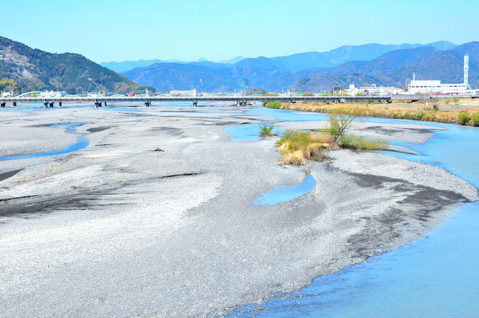 安倍川の清流と静岡市の風景