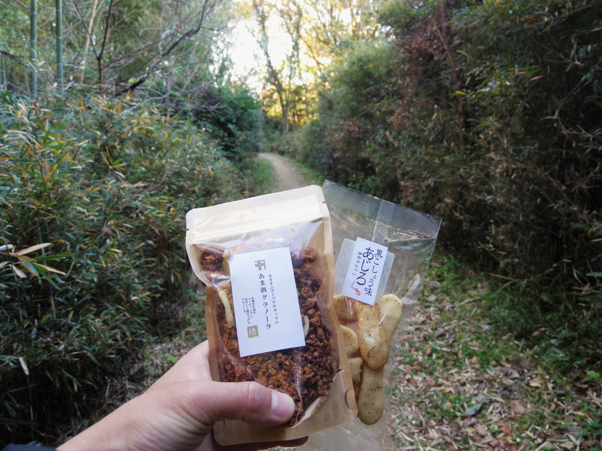 景色のいい休憩場所でサクッと楽しめるローカルトレイルフードも