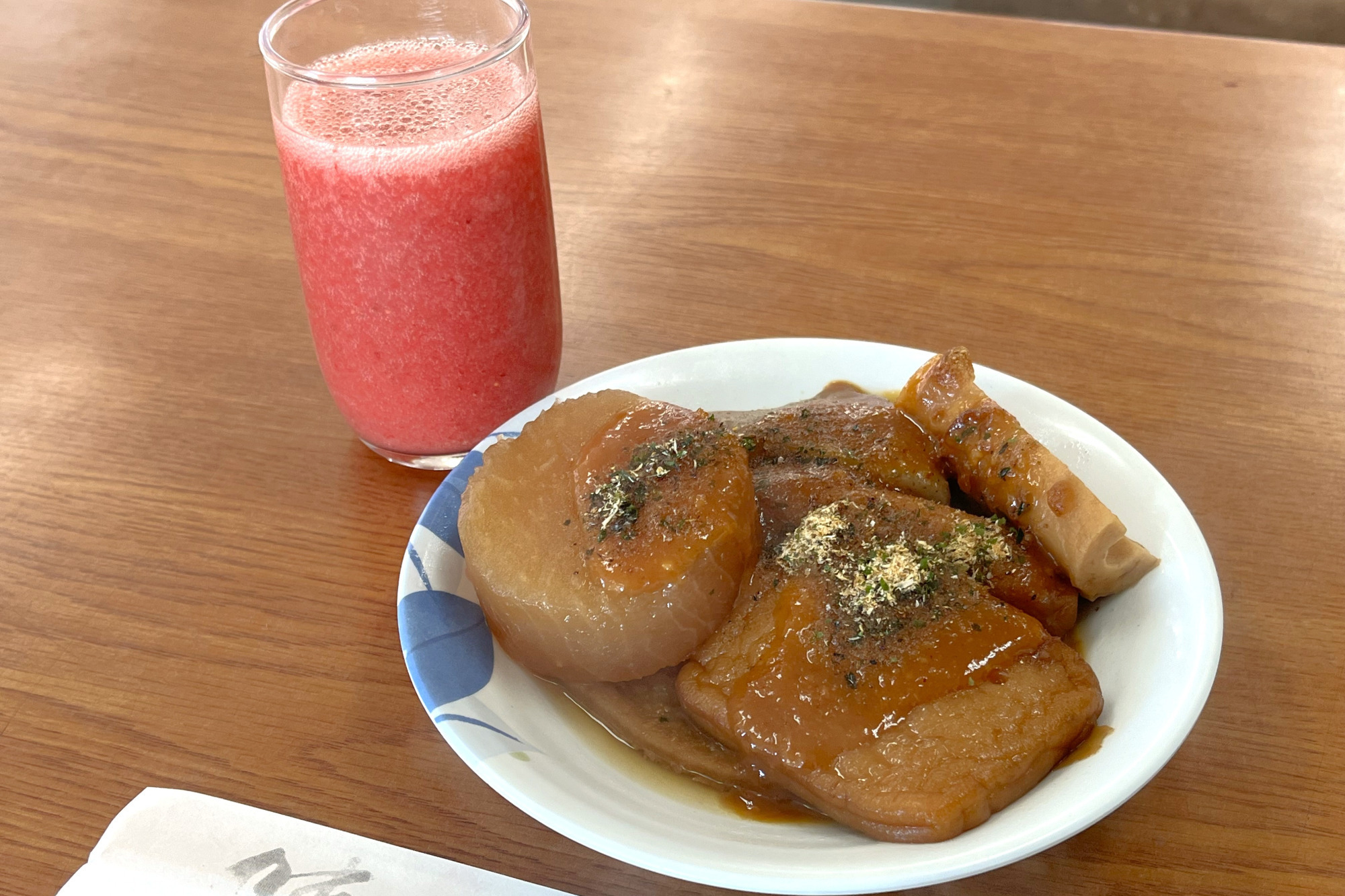 参道名物のいちごジュースと静岡おでん！