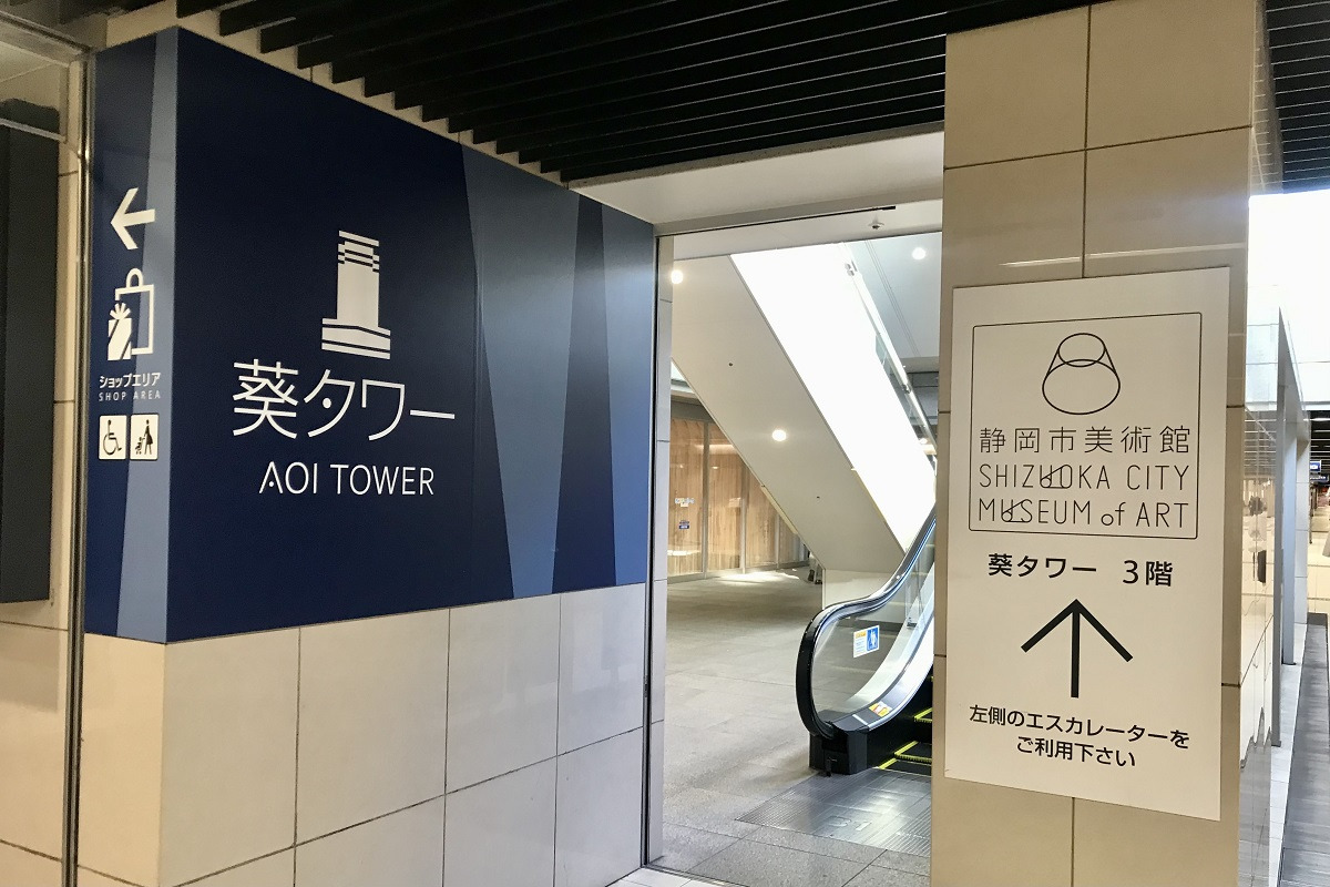 ３階に行くまでのエスカレーター