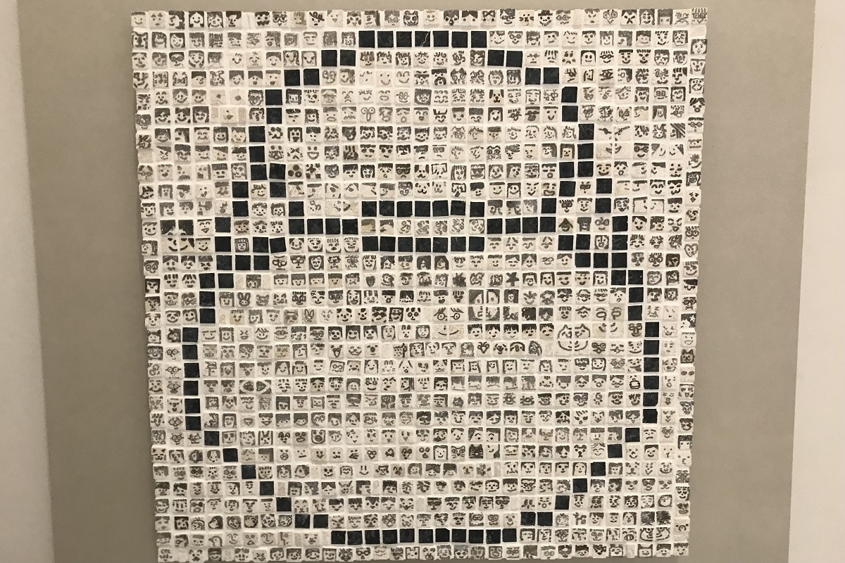 タイルで作ったロゴマーク