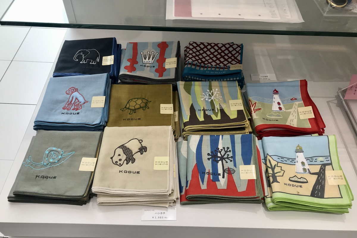 ③ひびのこづえさんデザインのハンカチ