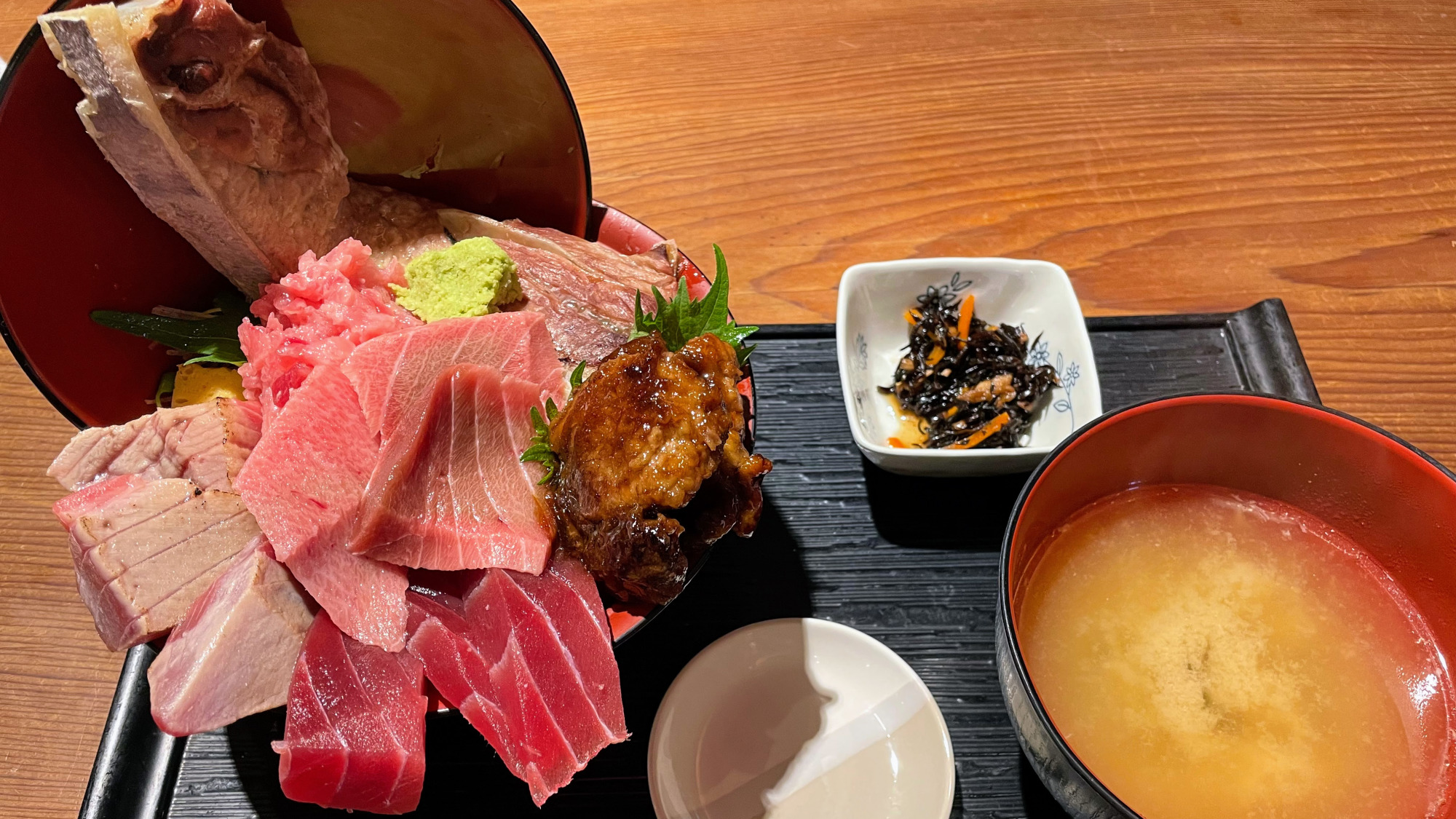 【日本一のまぐろ最強どーん・上（ネタ増量）】2,500円（税込）