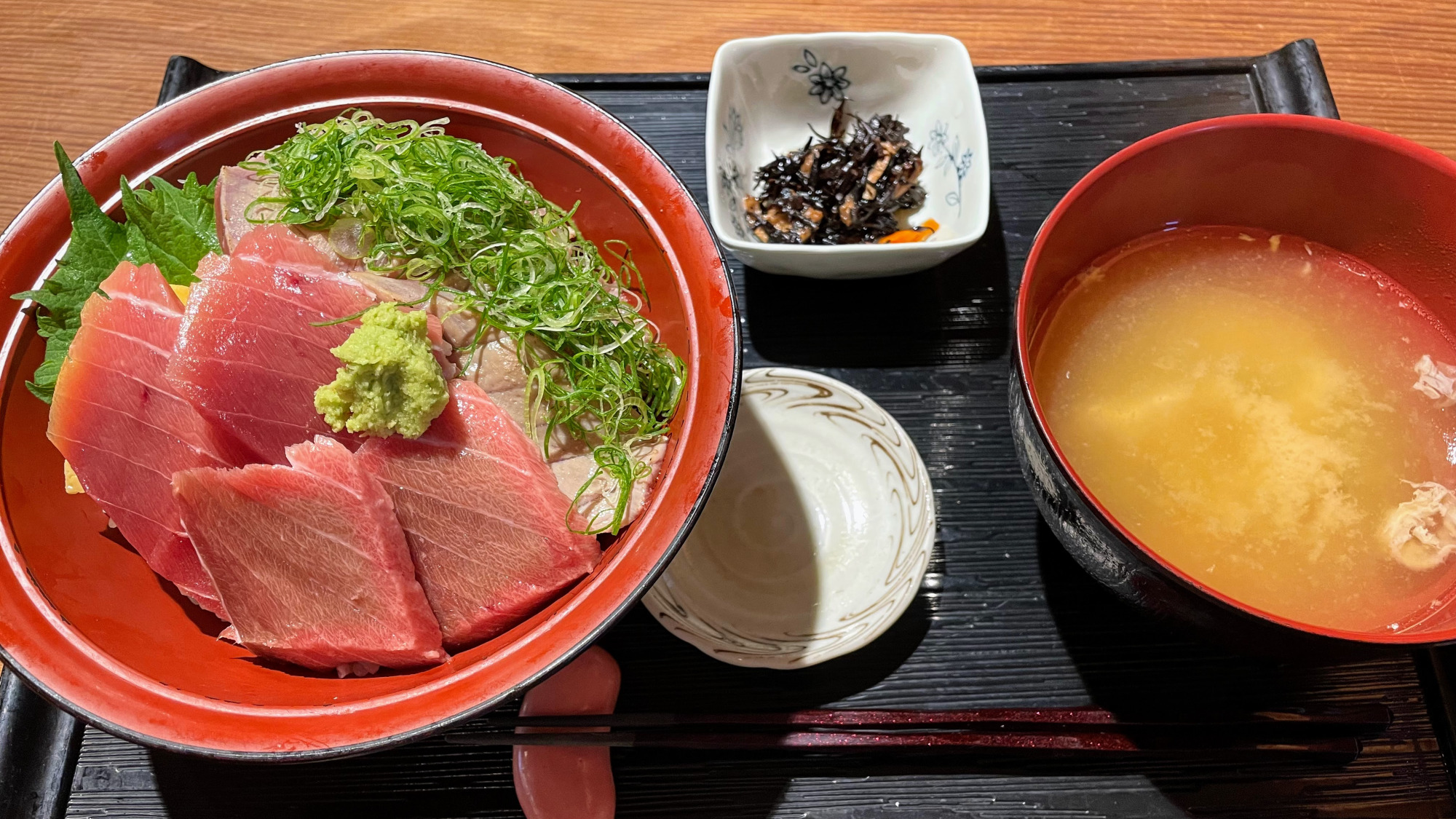 【絶品みなみまぐろ とろ＆とろ炙りご褒美丼】1,580円（税込）