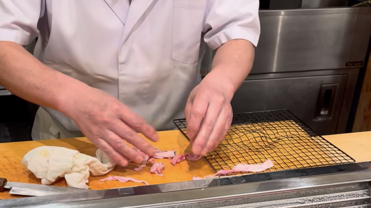 まぐろのスジ取り