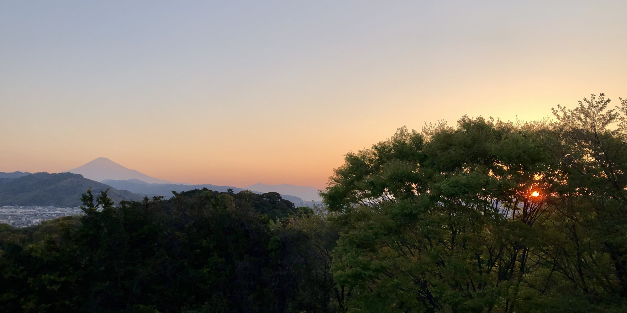 晴れた日や、きりっと冷えた冬の朝には日の出の太陽や富士山が顔を出してくれることも。