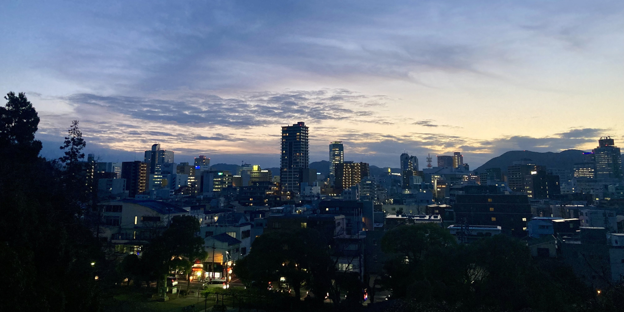山から眺める静岡駅前の夜景はなんともロマンチックです。