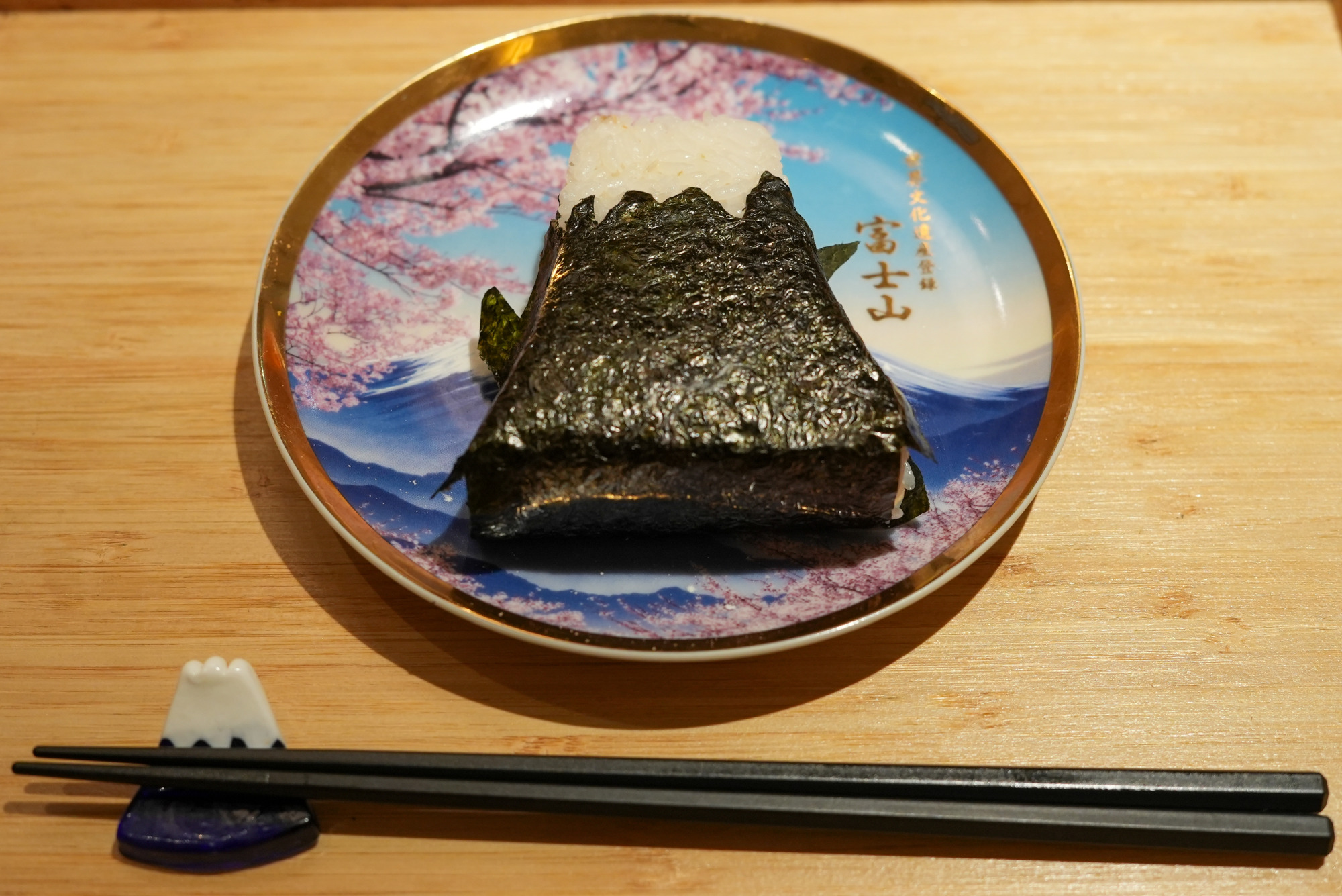 「米と麦 たわら屋 静岡駅地下店」の富士山おにぎり