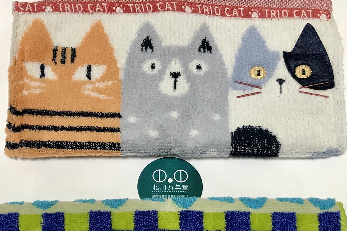 3匹の猫が並んでいるハンカチ