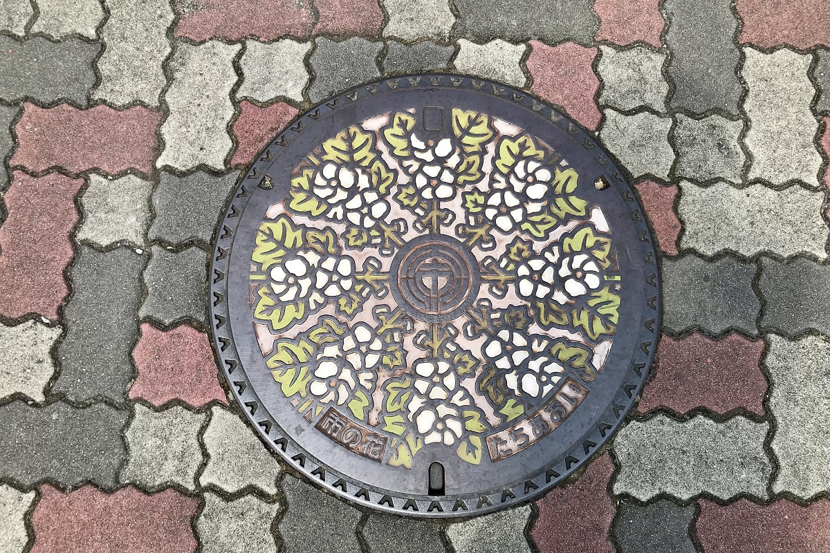 デザインマンホール(市の花)