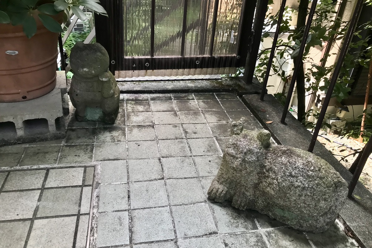 猫の石像(招き猫)など