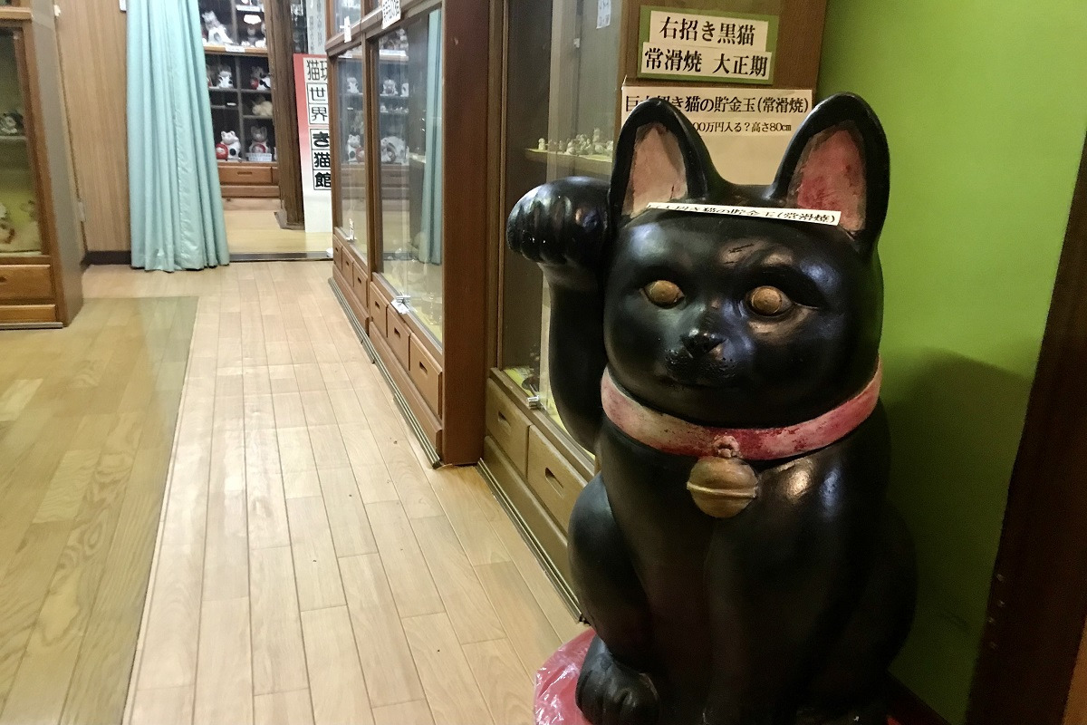 大きな右招き黒猫