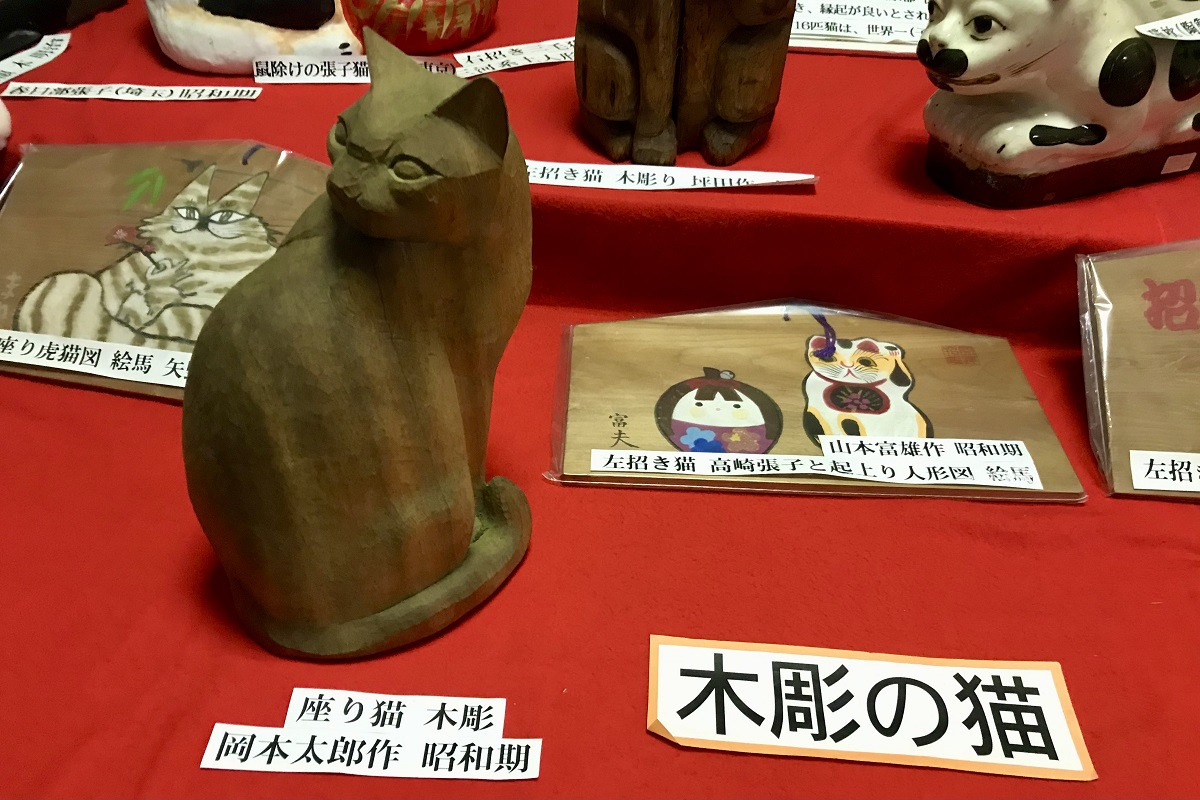 座り猫(木彫)