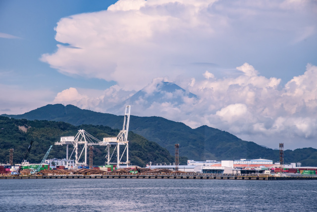 数々のコンテナと富士山