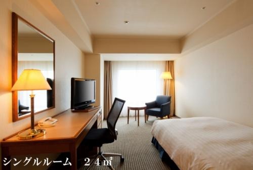 シングルルームは広めの24㎡。ゆっくりとおくつろぎいただけます。