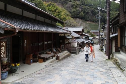 宇津ノ谷の家並み