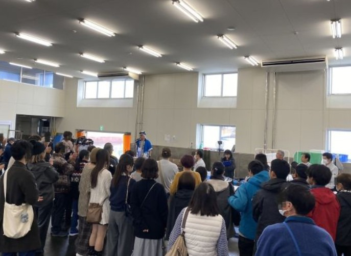せり市の様子